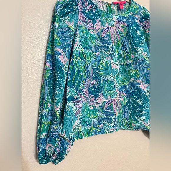 Lilly Pulitzer Lynnley Long Sleeve Top in Botanical Green Holiday In The Sun - Picture 3 of 6